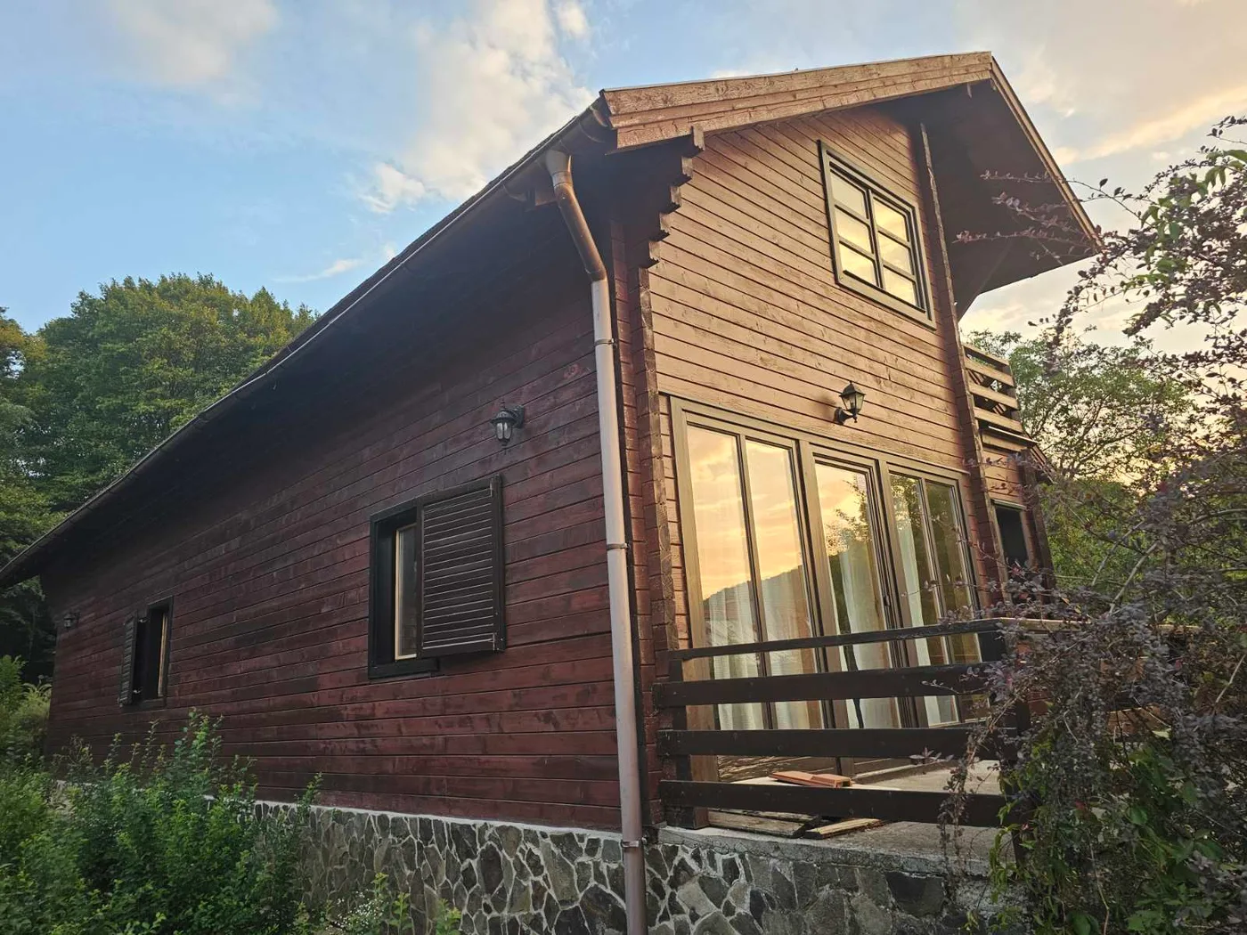 130m2-es, kétszintes faszerkezetes épület anyagai eladók.