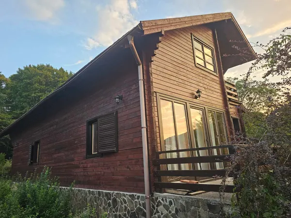 130m2-es, kétszintes faszerkezetes épület anyagai eladók.