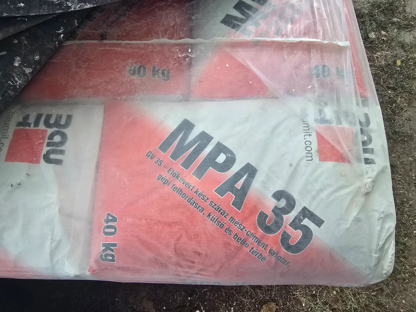Eladó bontatlan raklapos Baumit MPA35 / GV35 cementes gépi kül/bel vakoló anyag