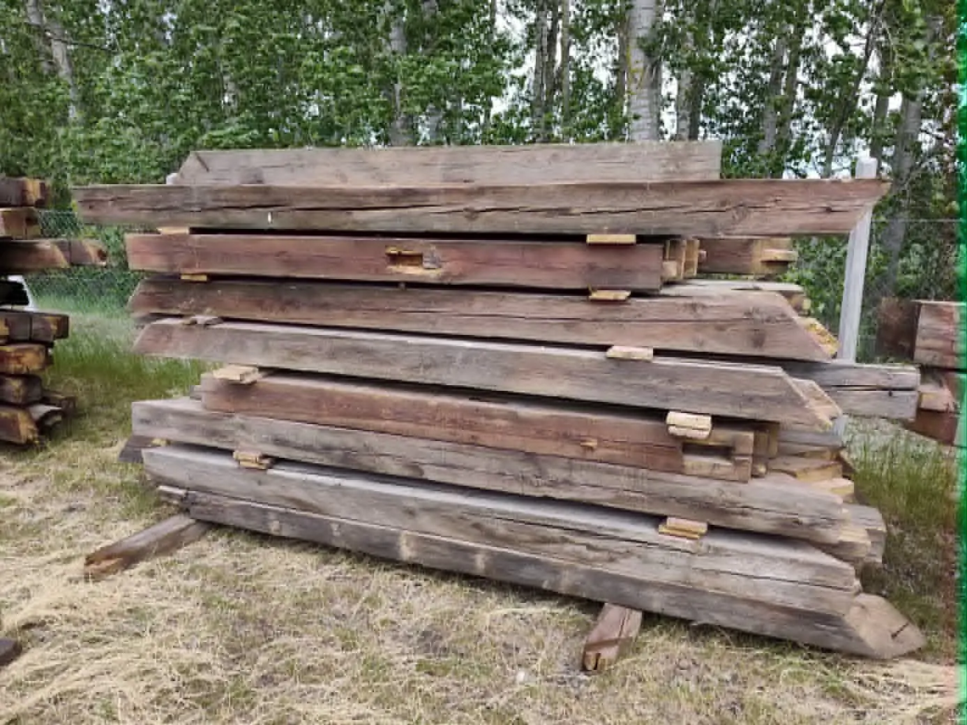 Bontott faaanyag vörösfenyő