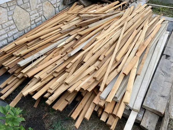 Megmaradt fenyő lambéria. Padláson volt, száraz. Építésböl megmaradt deszkák. Tüzifának, egyéb hasznosításnak megfelelő. Ingyen elvihető! Szállìtásban, pakolâsban nem tudok segíteni