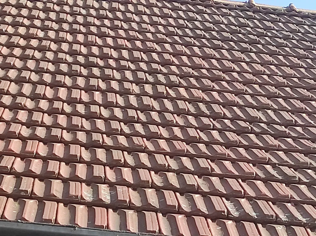 Bontott békéscsabai tetőcserép