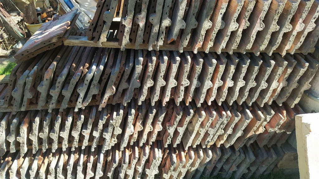 Bontott tetőcserép egy kapcsos