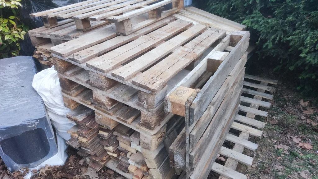 Bontott, tetőlambéria, cserépléc, lépcső és raklapok