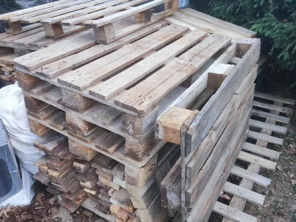 Bontott, tetőlambéria, cserépléc, lépcső és raklapok