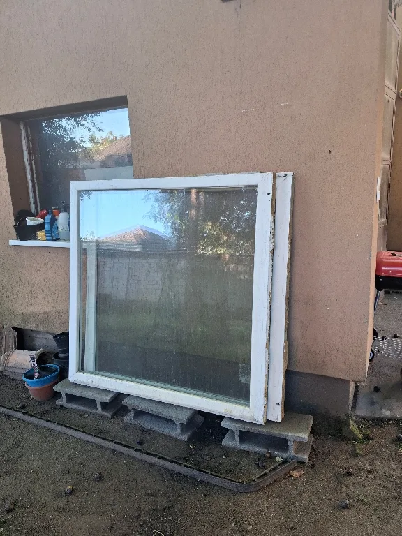 Eladó 2 db műanyag ablak 145X145 (tokkal)