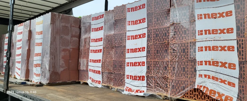 Eladó NEXE 30-as NF tégla  250x300x238............599 ft/db