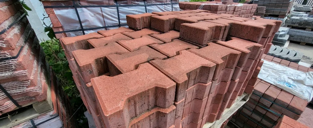 Eladó  PIROS színű  ,,H,,  térkő – 8 cm ,,H,, - 8cm.........