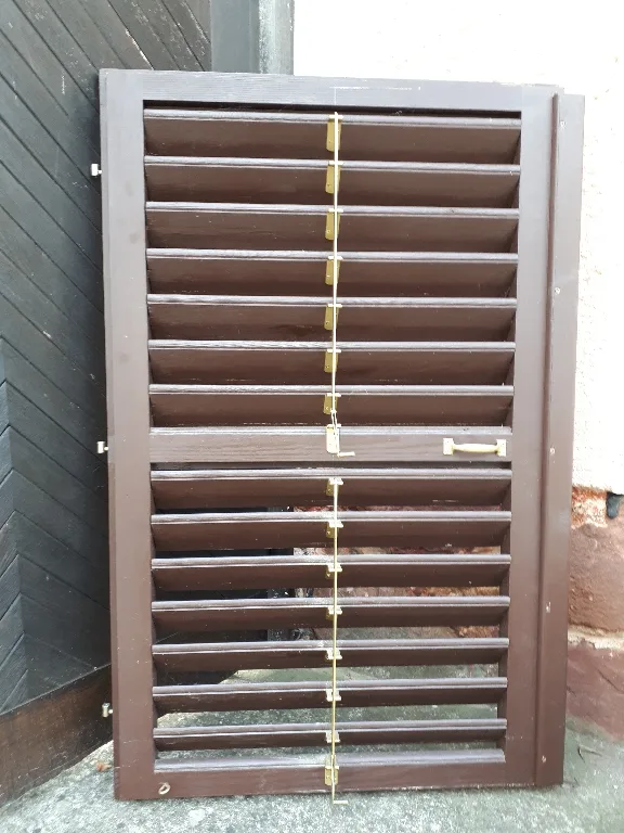 Fa mozgatható lamellás zsalugáter