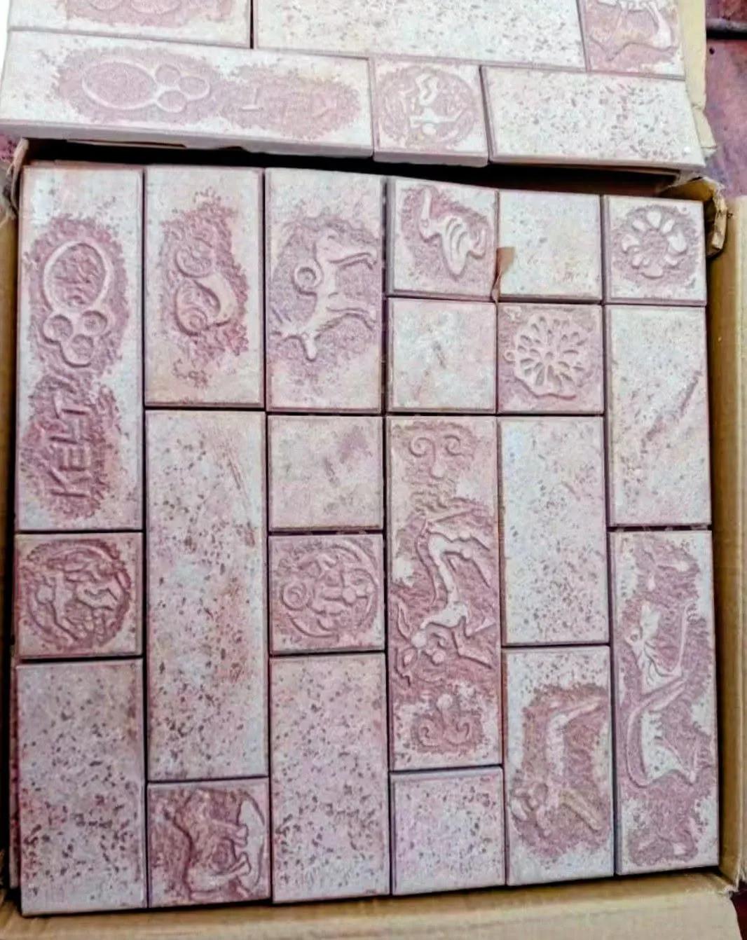 Kelta motívumos fali díszburkolat, 55 m², új