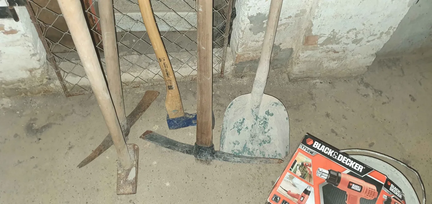 Kézi szerszámok egyben: csákány, balta, lapát, Black & Decker hőlégfúvó, kőműves szerszámok