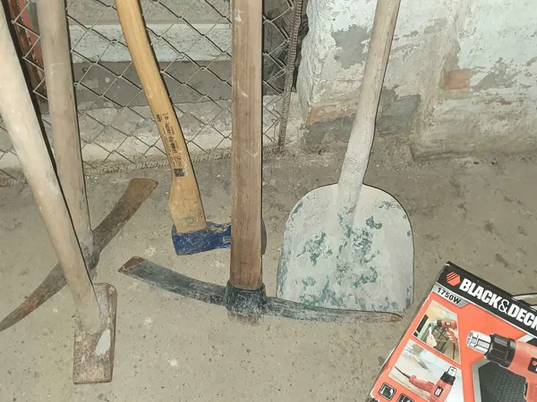 Kézi szerszámok egyben: csákány, balta, lapát, Black & Decker hőlégfúvó, kőműves szerszámok