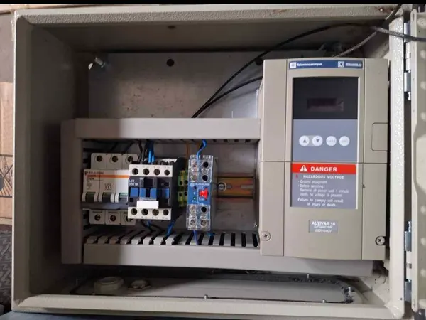 Telemecanique frekvenciaváltó fém kapcsolószekrényben