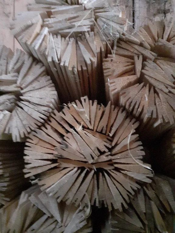 Pattintott lucfenyőből készült zsindely.