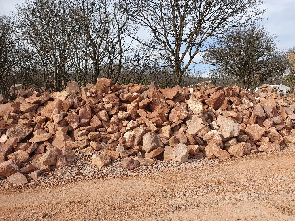 Vörös terméskő Balatonalmádiban eladó