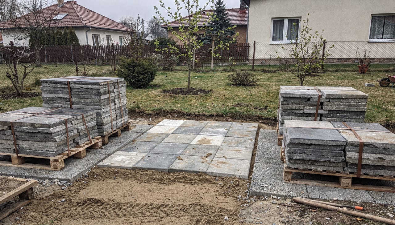Bontott térkő és járdalap – hogyan szerezd meg olcsón, és hogyan rakd újra